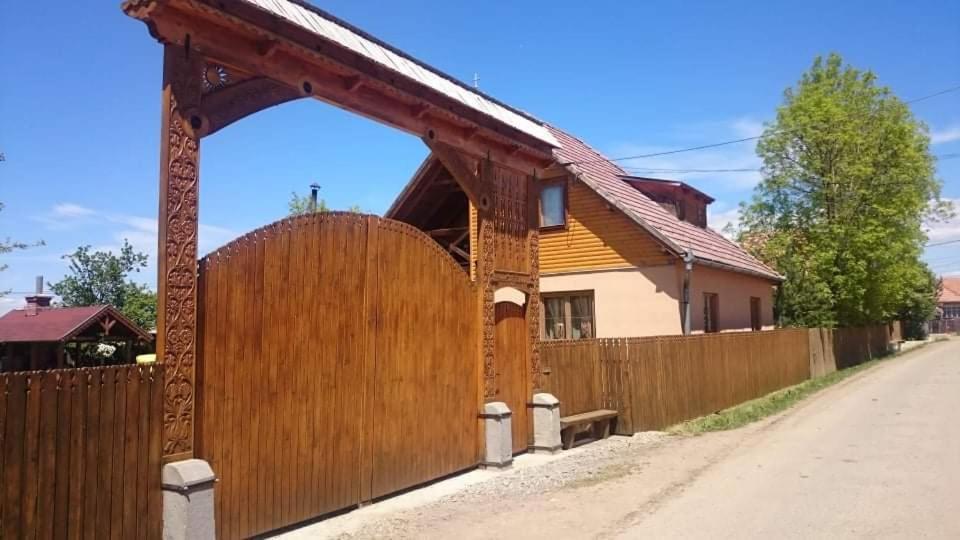 Emilia Vendeghaz Hotel Ciumani Exterior photo